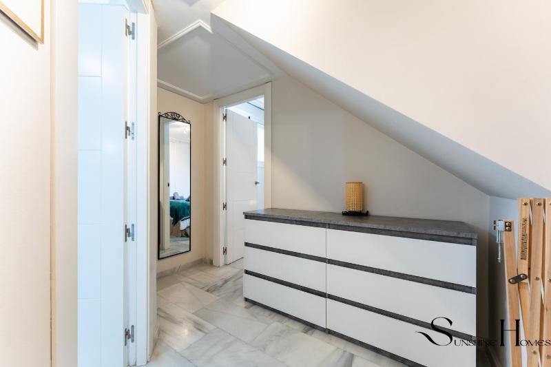 Cozy 2 Bedroom Duplex Parking Terrace Office Pool! - image 12