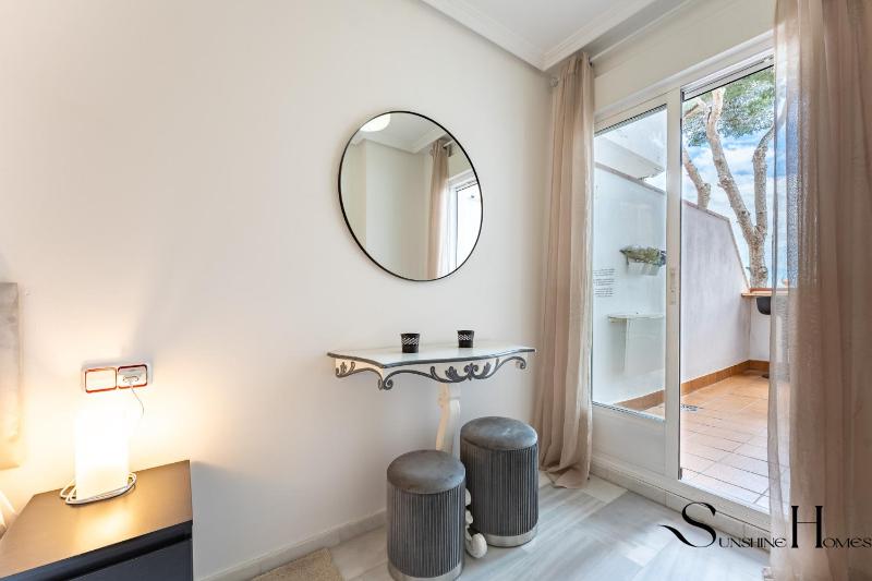 Cozy 2 Bedroom Duplex Parking Terrace Office Pool! - image 35