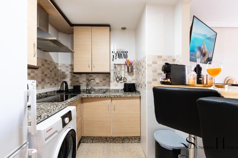 Cozy 2 Bedroom Duplex Parking Terrace Office Pool! - image 18