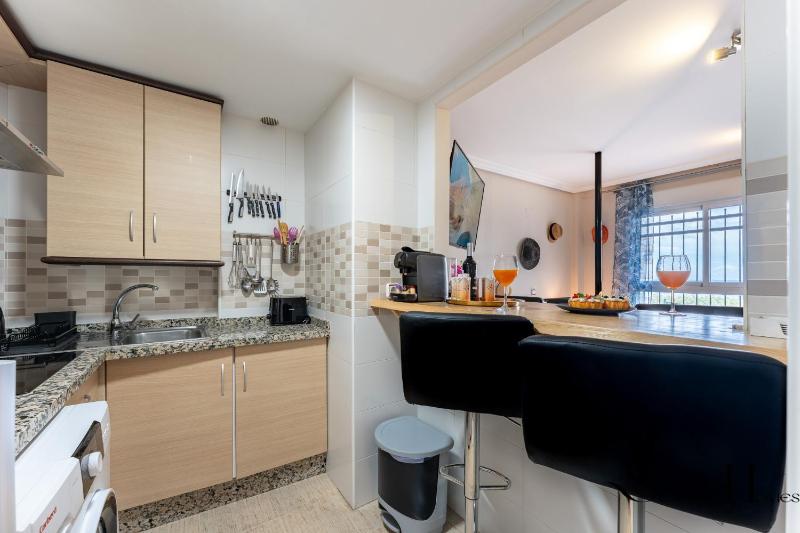 Cozy 2 Bedroom Duplex Parking Terrace Office Pool! - image 22