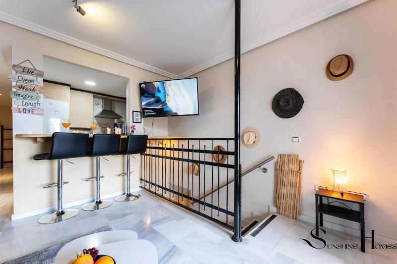Cozy 2 Bedroom Duplex Parking Terrace Office Pool! - image 38