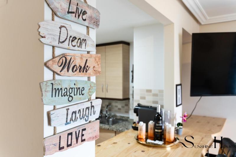 Cozy 2 Bedroom Duplex Parking Terrace Office Pool! - image 30