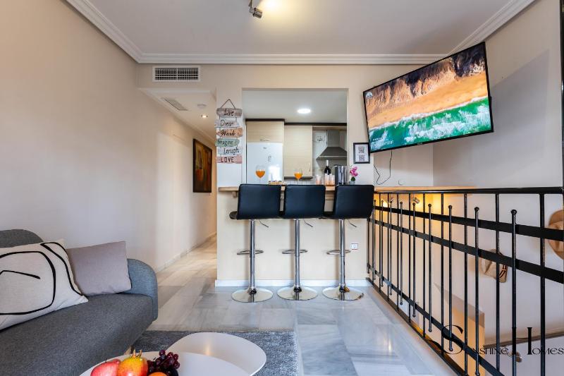 Cozy 2 Bedroom Duplex Parking Terrace Office Pool! - image 16
