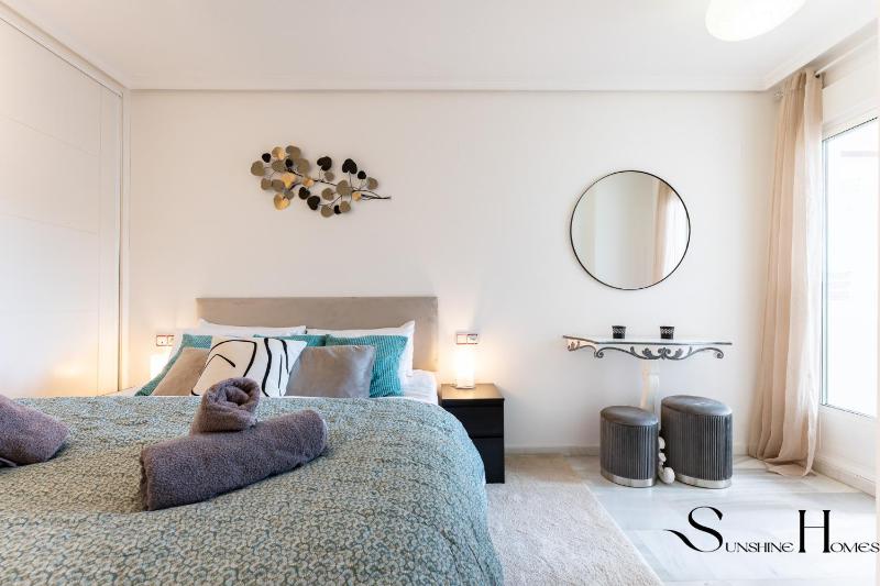 Cozy 2 Bedroom Duplex Parking Terrace Office Pool! - image 10