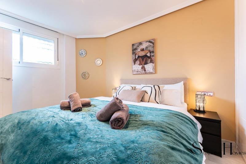 Cozy 2 Bedroom Duplex Parking Terrace Office Pool! - image 33