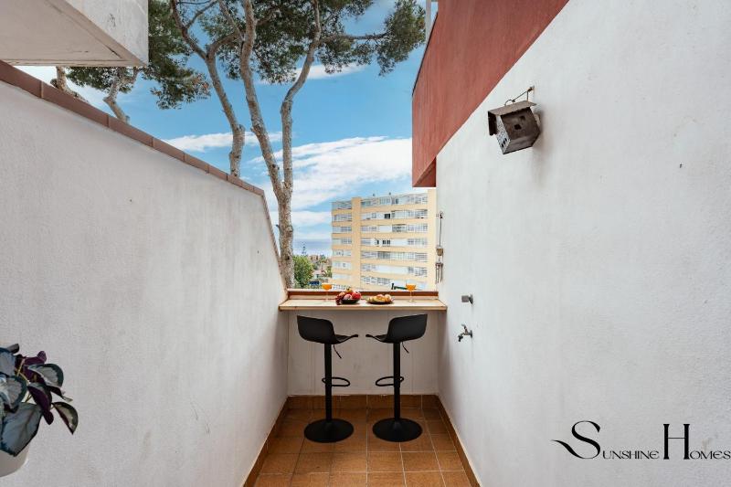 Cozy 2 Bedroom Duplex Parking Terrace Office Pool! - image 24