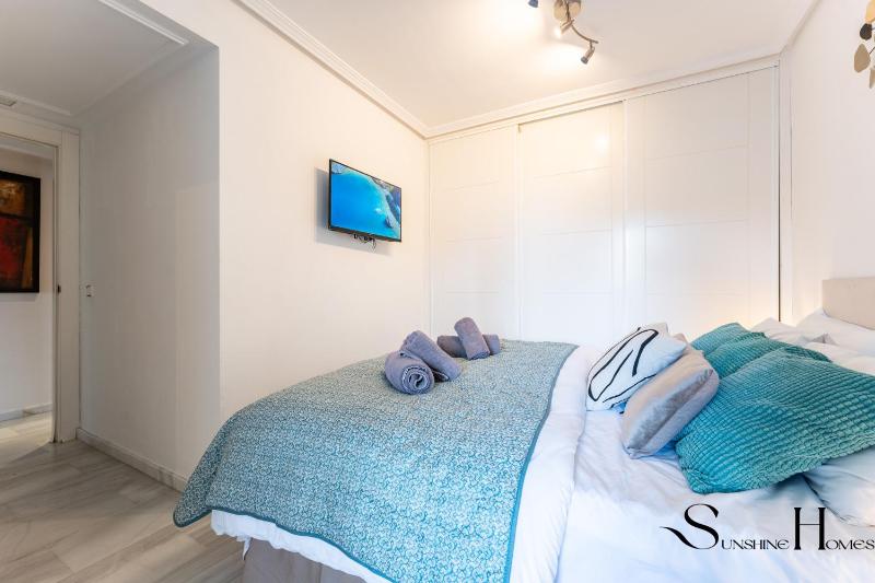 Cozy 2 Bedroom Duplex Parking Terrace Office Pool! - image 28