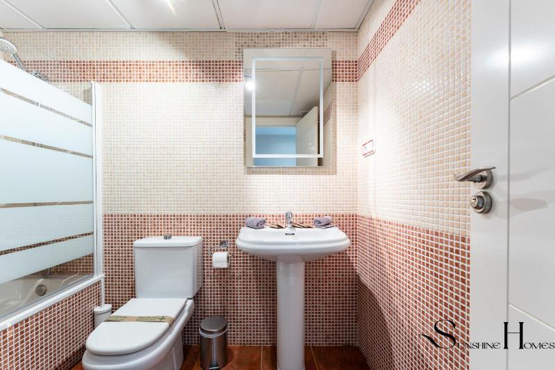 Cozy 2 Bedroom Duplex Parking Terrace Office Pool! - image 14