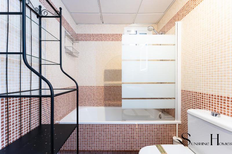 Cozy 2 Bedroom Duplex Parking Terrace Office Pool! - image 2