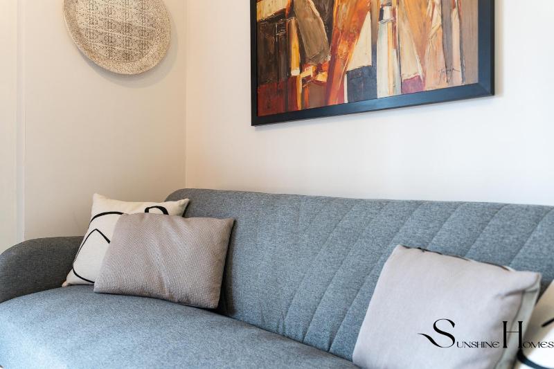 Cozy 2 Bedroom Duplex Parking Terrace Office Pool! - image 13