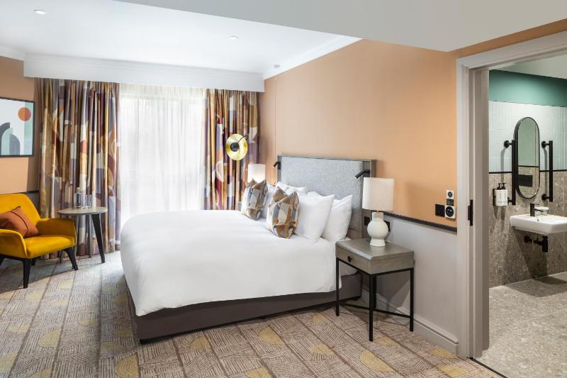 Standard Super King Room - Accessible image 3
