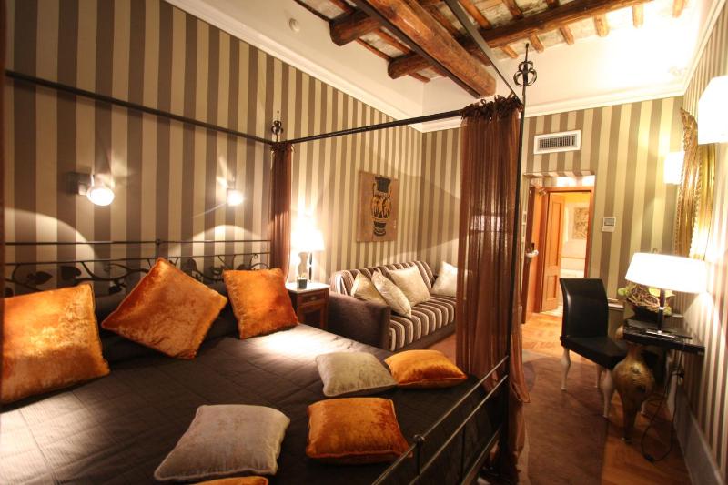 Executive Family Room image 4