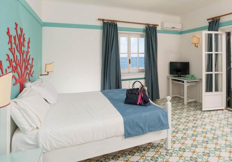 Standard Twin Room with Sea View image 1