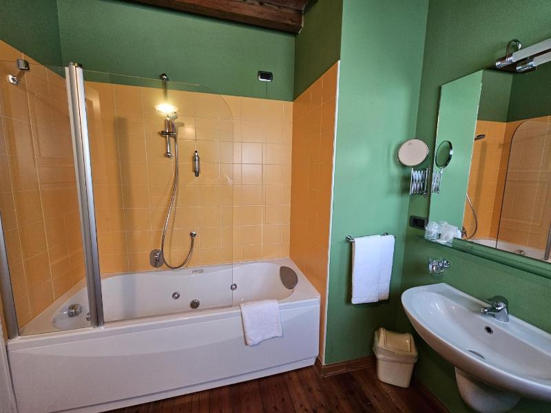 Double Room with Spa Bath image 3