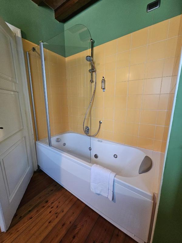 Double Room with Spa Bath image 4