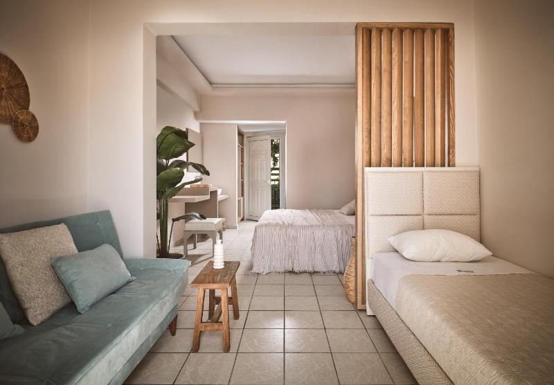 Superior Triple Room image 4