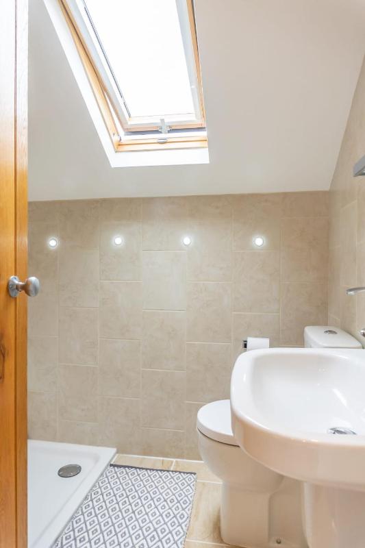 Luxury -Chelt Walking-2Bed-Long Stays-Parking - image 14