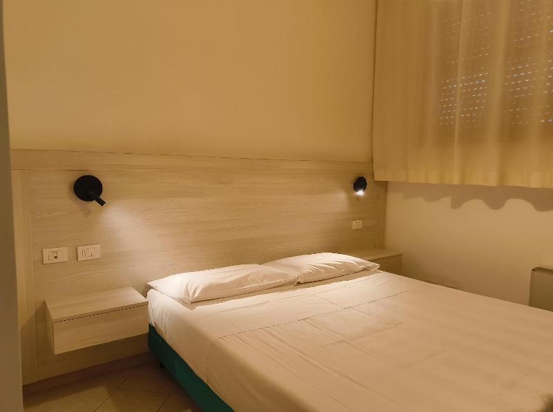 Economy Double Room image 3