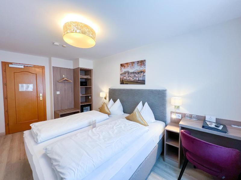 Standard Double Room image 3