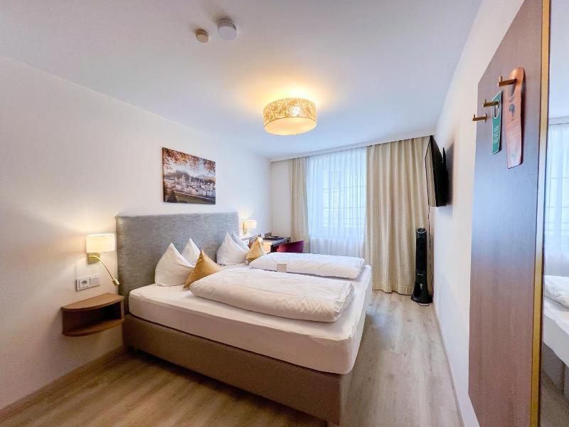 Standard Double Room image 1