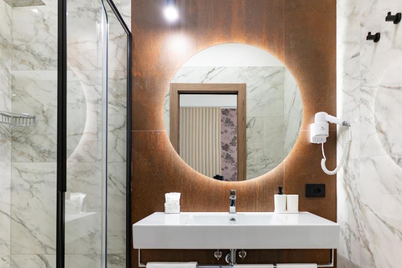 Superior Double Room with Balcony image 4