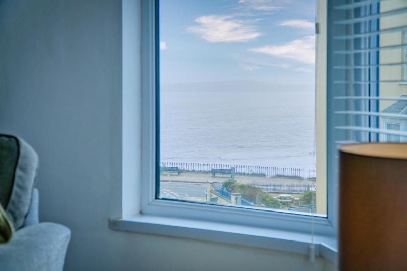 Bay View - 2 Bedroom Apartment - Tenby - image 10