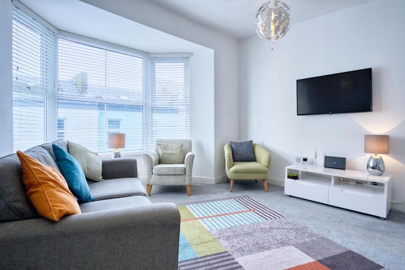 Bay View - 2 Bedroom Apartment - Tenby - image 9