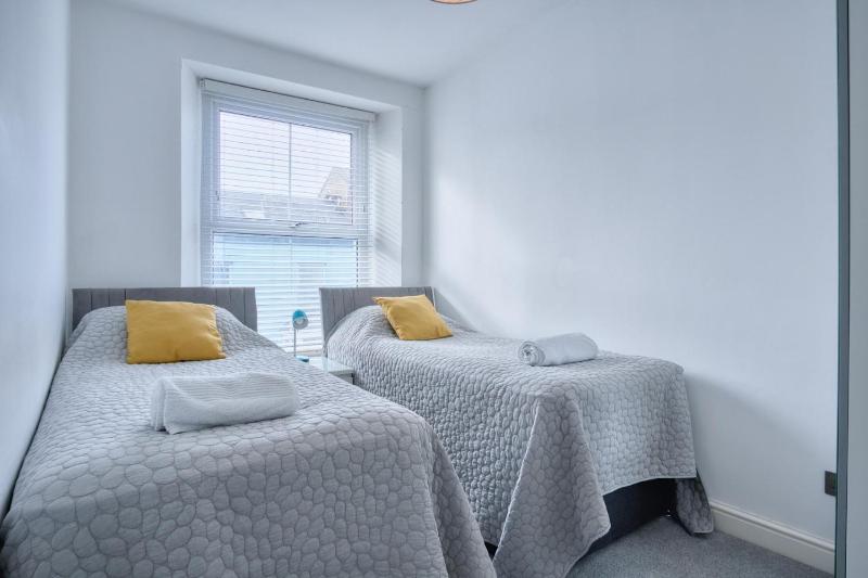 Bay View - 2 Bedroom Apartment - Tenby - image 5