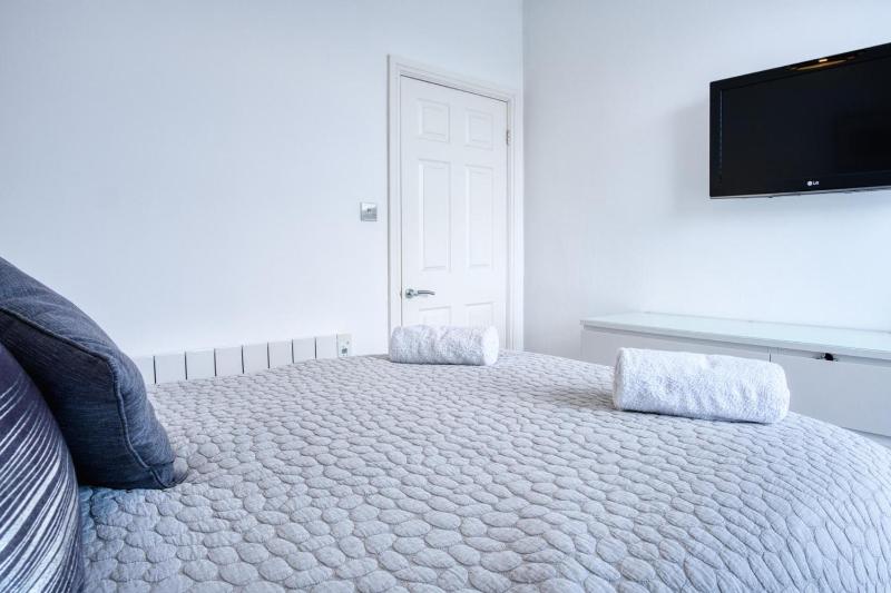 Bay View - 2 Bedroom Apartment - Tenby - image 11