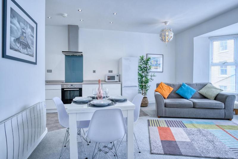 Bay View - 2 Bedroom Apartment - Tenby - image 8