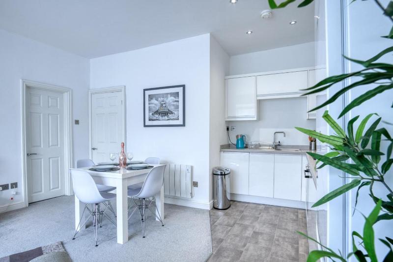 Bay View - 2 Bedroom Apartment - Tenby - image 4