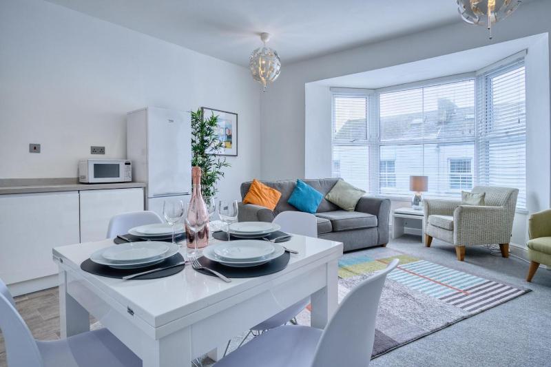 Bay View - 2 Bedroom Apartment - Tenby - image 24
