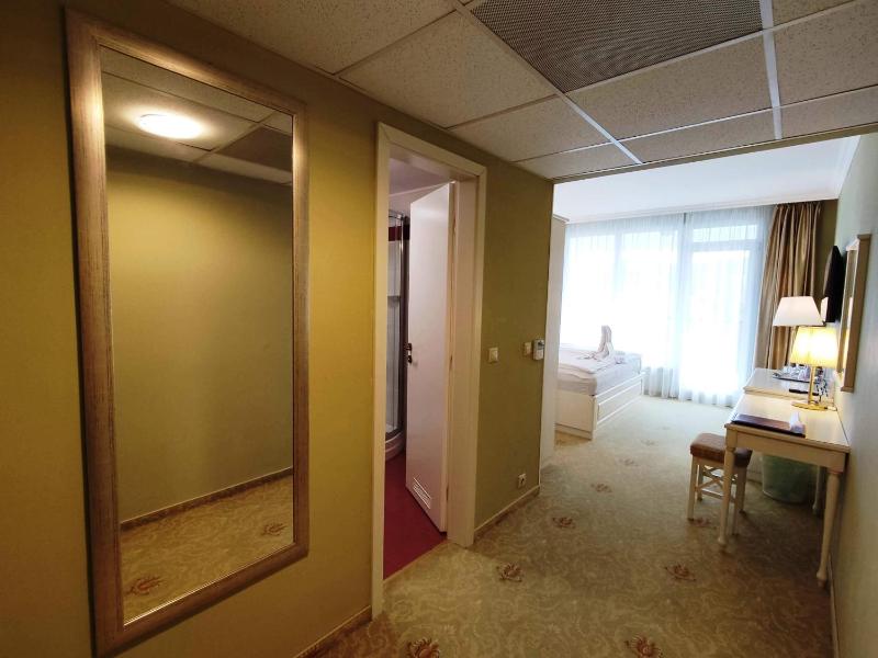 Queen Room with Balcony image 4