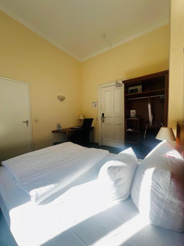 Standard Single Room image 3
