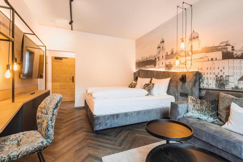 Deluxe Double Room image 2