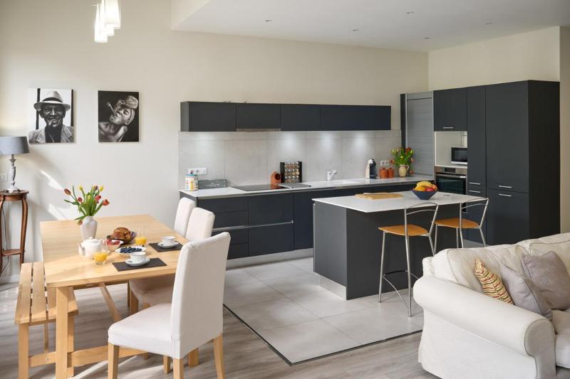 Sunlight Properties - Gisele - Nice hyper central 1 bedroom with large living room - image 15