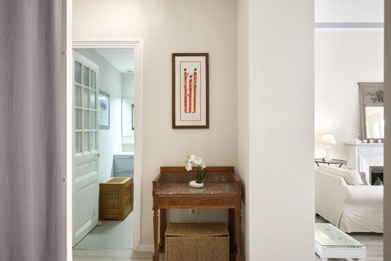 Sunlight Properties - Gisele - Nice hyper central 1 bedroom with large living room - image 7