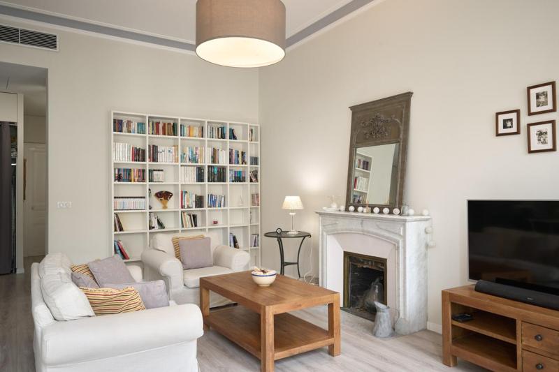 Sunlight Properties - Gisele - Nice hyper central 1 bedroom with large living room - image 8