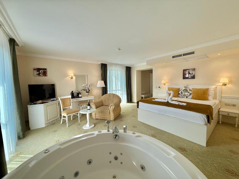 Suite with Hot Tub image 4