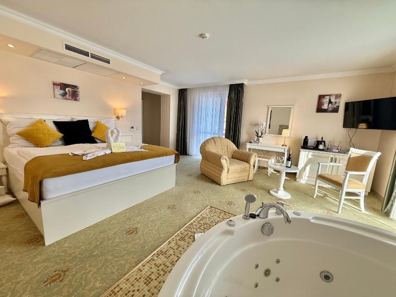 Suite with Hot Tub image 3