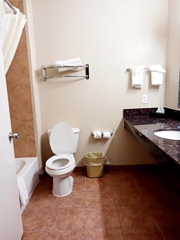 Queen Room image 2