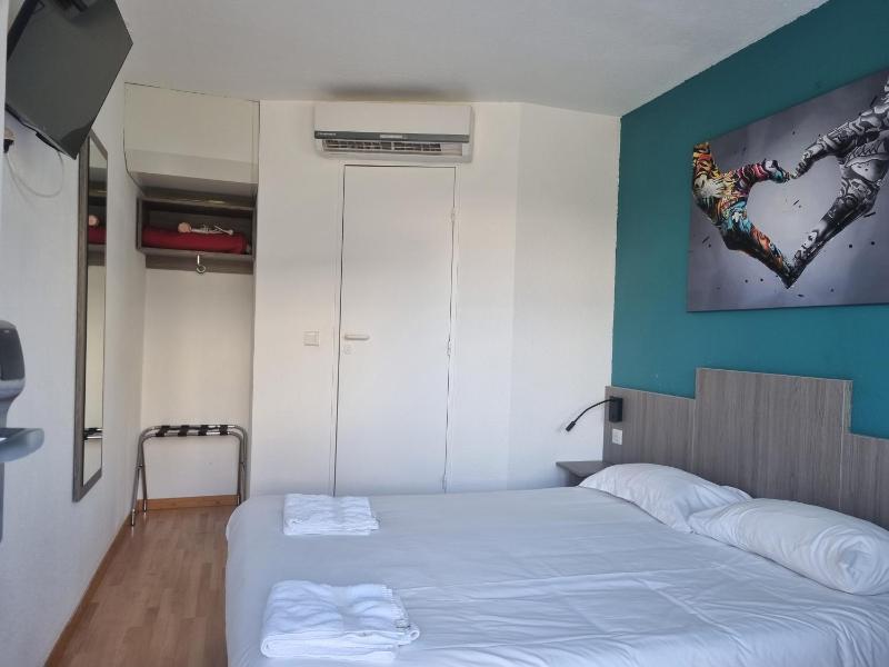 Double Room image 3