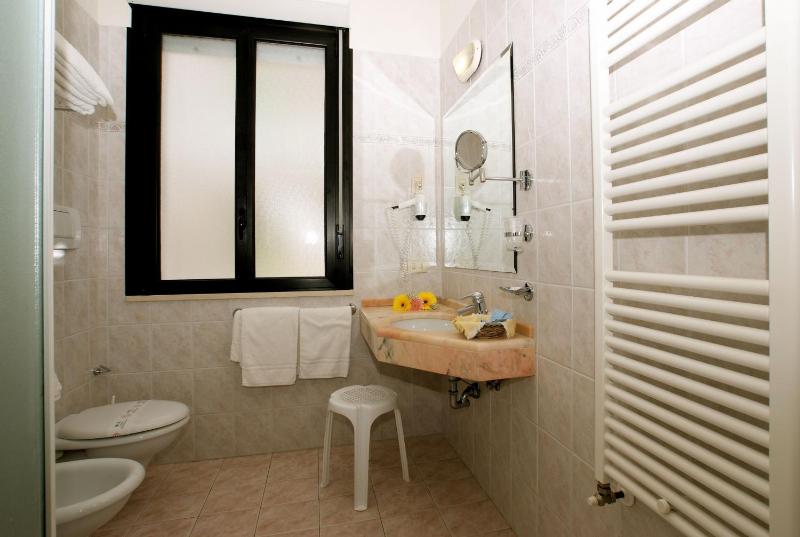Deluxe Triple Room image 4