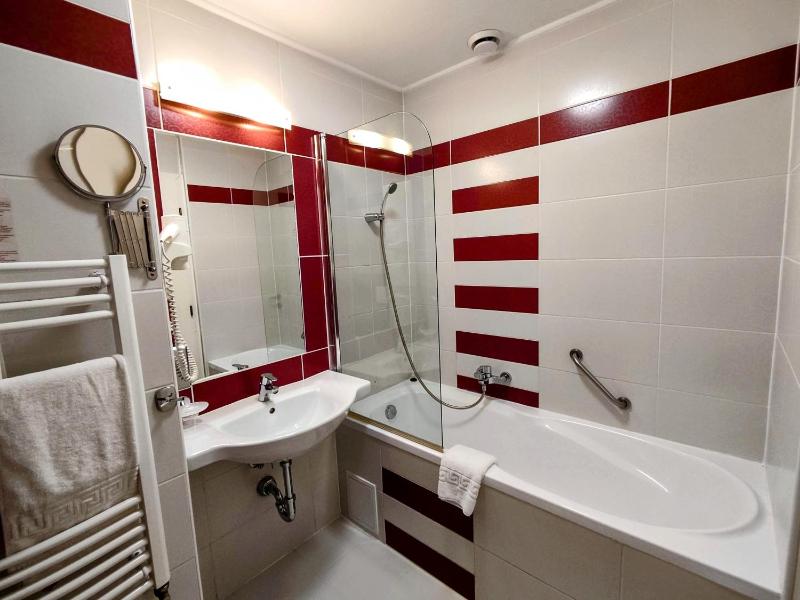 Twin Room with Balcony image 4