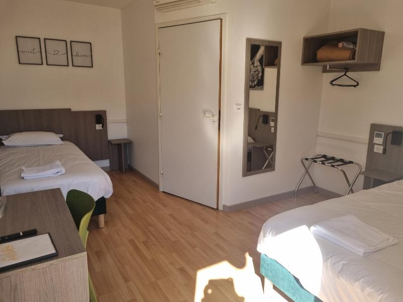 Twin Room image 2
