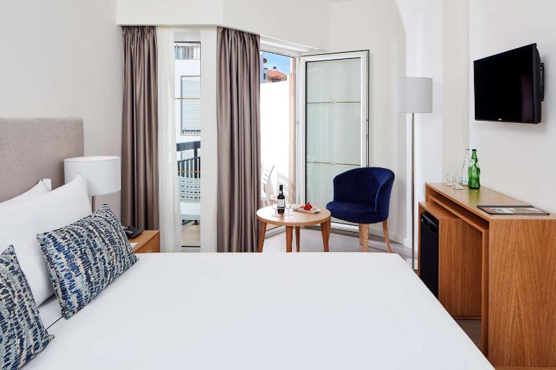 Standard Double or Twin Room image 3