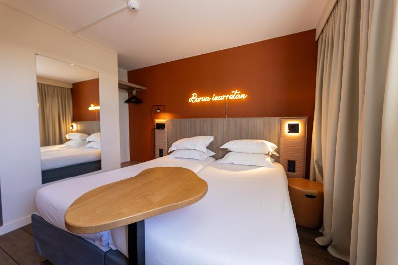 Classic Twin Room image 1