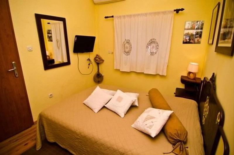 One-Bedroom Apartment image 4