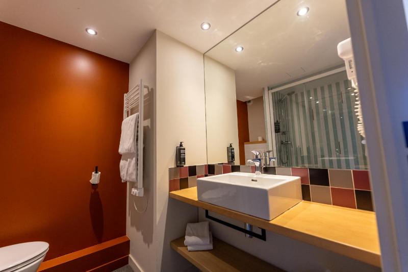 Classic Twin Room image 3