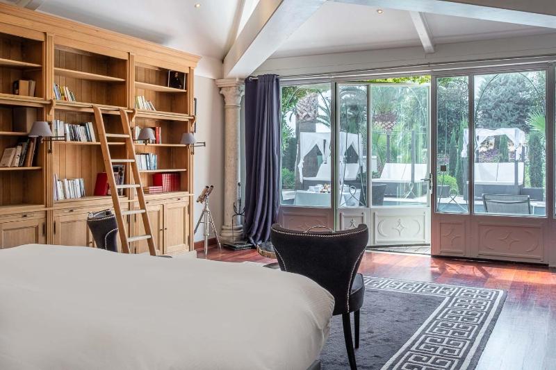Superior Deluxe Room image 4